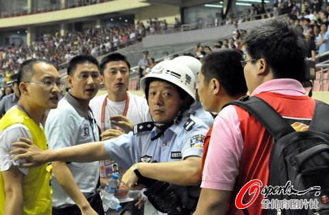 球迷与警察发生冲突(英格兰球迷赛后与警察发生冲突)