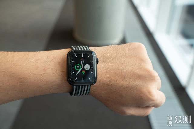 苹果手表屏幕黑白怎么调回来(apple watch表盘变成黑白)