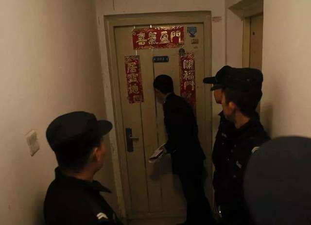 别人门上写字骂我警察管不管(有人在我家门上乱写字骂人,违法吗)