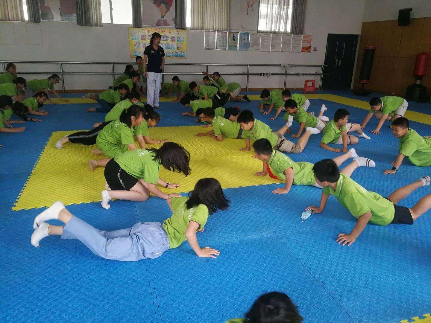 小学生简单防身术(中小学生防身术的简单十六招)